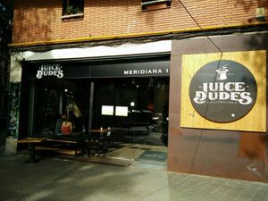 Outside view at Juice Dudes in Barcelona