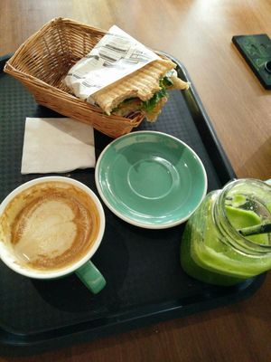 All vegan: Sandwich, smoothy & cappuccino at Juice Dudes in Barcelona