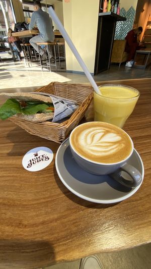 Avo Sandwhich, Yellow Juice and Coffe with Oatly at Juice Dudes in Barcelona