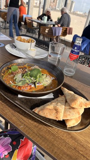 Zoete aardappel linzen curry. Met frietjes en vegan mayonaise 🌱.   at Brasserie BLVD in Vlissingen