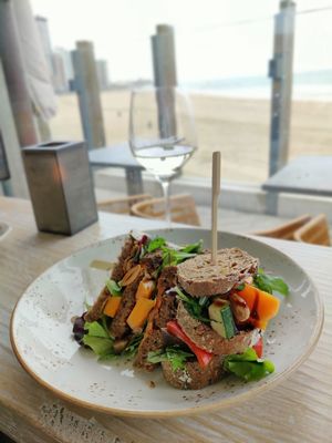 Heerlijk brood met groenten en humus at Brasserie BLVD in Vlissingen