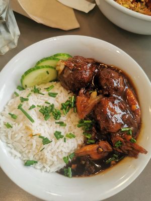 Caramel chicken with rice and cucumber at La Cantine Viêtgétarienne in Bordeaux