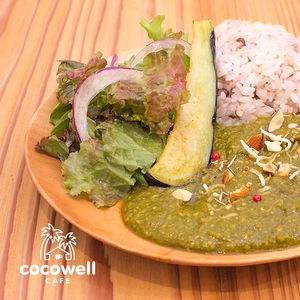 Vegan spinach curry (with salad)
No animal ingredients are used. A mellow and gentle curry made with spinach, cashew nuts and coconut milk.
Vegetables vary depending on the seaso at Cocowell Cafe in Osaka