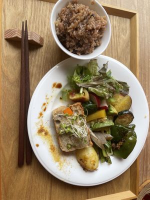 Soja-Hackbraten an Gemüse mit braunem Reis  at Shoji Cafe Sora in Takamatsu