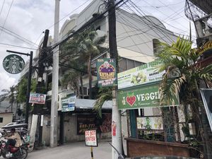 see the starbucks next door at I love Veggies - Maybe closed in Angeles