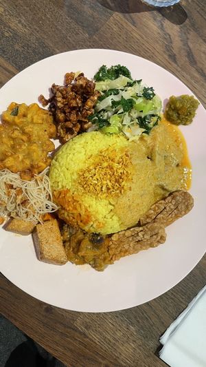 Auge isst mit  at Sayur in Gothenburg