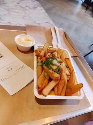 Nice fries, love the addition of the sesame and green onion. Really nice mayo at Vegan Heroes in Eindhoven