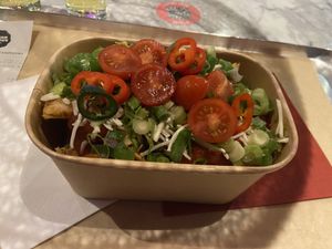 Guacward loaded fries: only allright. It comes with ‘kipstuckjes’ that have a plain taste and contains too much green onion.  at Vegan Heroes in Eindhoven