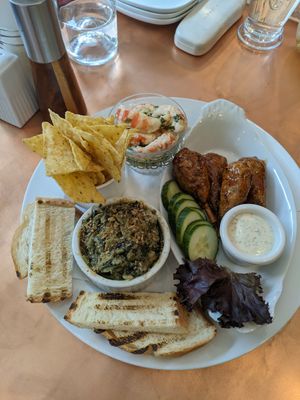 Trio platter (garlic prawns, drumettes, and artichoke/spinach dip) at Plantitude in Ladysmith