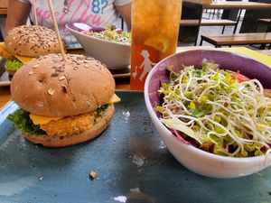 Zeitgeist Burger und Salat mit Pfirsich-Limetten-Eistee at Hans im Glück in Bielefeld