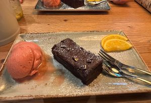 Omas Geheimnis, Schokoladenkuchen mit Eis (vegan)  at Hans im Glück in Bielefeld