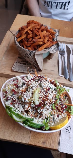 Zoete aardappel frietjes en proteïne salade (mijn poging tot het maken van een kapsalon) at Lust in Groningen