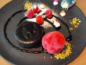 Coulant de chocolate y helado de frambuesa at BLoved Veggie Corner in Madrid