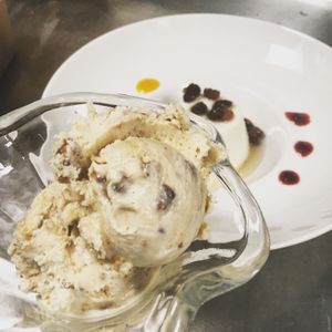 Helado de vainilla con nuez pecan at BLoved Veggie Corner in Madrid