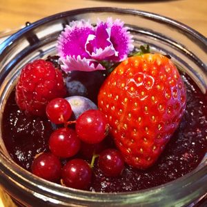 Cremoso de chía, manzana y frutos rojos at BLoved Veggie Corner in Madrid