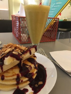 Blueberry banana pancakes and the superman smoothie at Haley's Comet Breakfast Club in The Hague