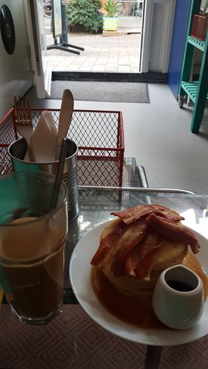 Vegan pancakes with bacon and maple sirup at Haley's Comet Breakfast Club in The Hague