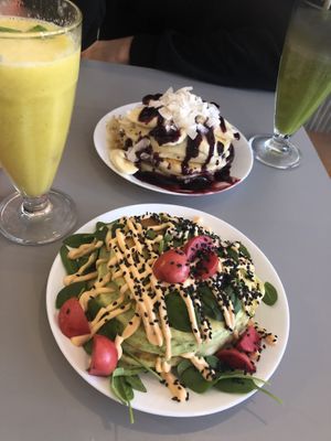Vegan pancakes and smoothies  at Haley's Comet Breakfast Club in The Hague