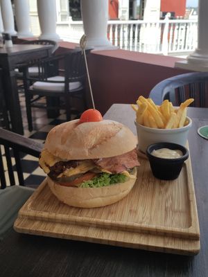 Beyond burger with vegan cheese and fake bacon (facon) at De Governeur in Willemstad