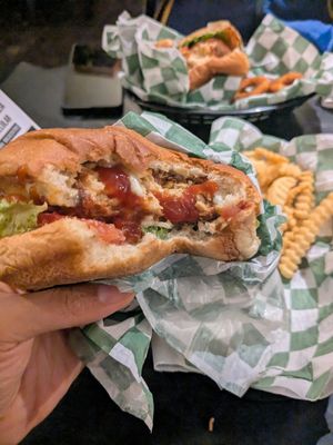 Hamburger de tempê at Macaco Verde in Limeira