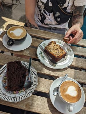 Gâteaux vegans et cappuccino et late lait d'avoine at Anahera in Lyon