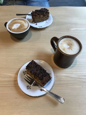 chocolate-orange-cake - super delicious + a flat white & a latte at Gaïa Coffee House in Lyon