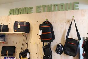 Sac en chambre à air de camion recyclée, vegan !! at Monde Ethique in Lyon