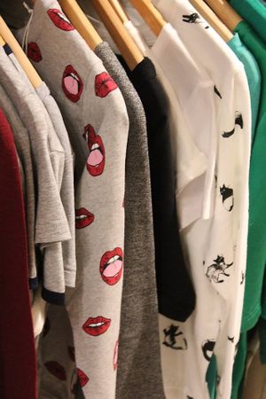 Sélection vêtements femme vegan at Monde Ethique in Lyon