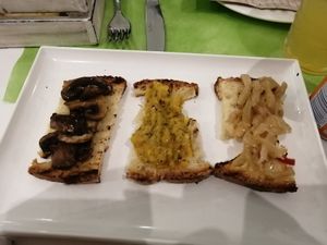 Crostini con verdure at Rosa & Wanda in Laterza