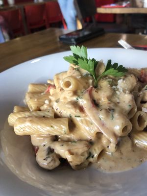 Rigatoni Norcina: mit Hähnchen in Balsamico-Sahnesoße  at Pizzeria Trattoria Sorrentino in Cologne