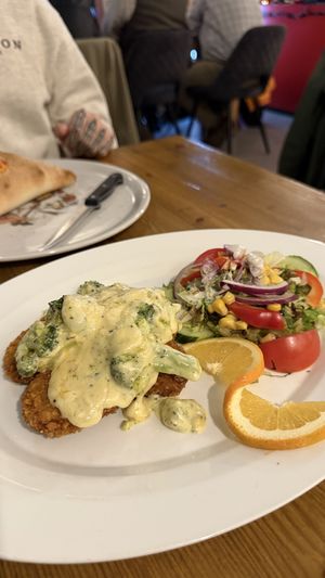 Veganes Schnitze mit Hollandaise   at Pizzeria Trattoria Sorrentino in Cologne