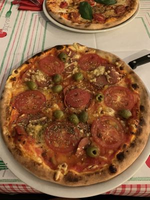 Pizza mit „kochschinken" at Pizzeria Trattoria Sorrentino in Cologne