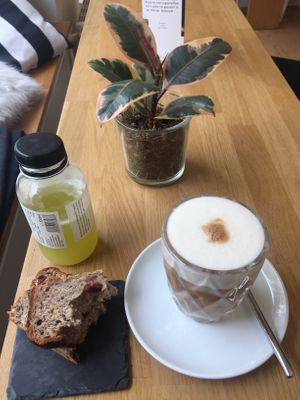 I had a juice called „warm“ with pineapple and cucumber, banana nut bread and a latte with oatmilk! Delicious! at KALTPRESSE in Cologne