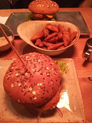 Vegan "Zeitgeist" burger with chicken patty at Hans im Glück in Dortmund