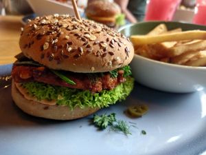 Weltenbummler mit Gemüsepatty und Pommes at Hans im Glück in Dortmund