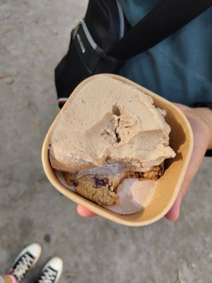 Hot cookie and kanel ice cream at StikkiNikki - Drottninggatan in Stockholm