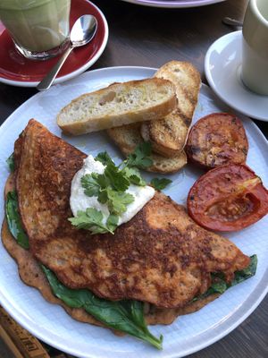 Tortilla de garbanzos rellena de champiñones, espinacas y con un queso encima at Eqvilibrivm Cafe in Barcelona