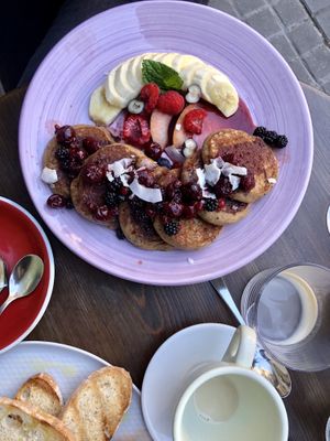 Pancakes con frutos rojos y plátano  at Eqvilibrivm Cafe in Barcelona