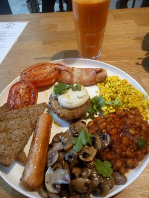 English breakfast at Eqvilibrivm Cafe in Barcelona