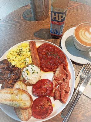 Absolutely delicious. Se nota que hacen cada cosa justo antes de servirla porque está todo justo en su punto y delicioso. En la foto el full English breakfast at Eqvilibrivm Cafe in Barcelona