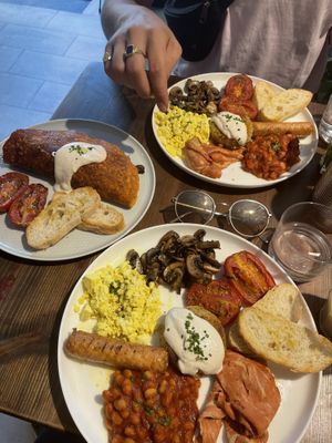 English breakfast & chickpea omelette💚 at Eqvilibrivm Cafe in Barcelona