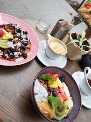 Superbowl and pancakes with fruit compot at Eqvilibrivm Cafe in Barcelona