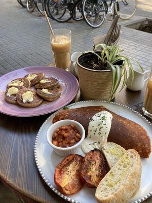 Omelette with beans and pancakes at Eqvilibrivm Cafe in Barcelona