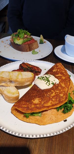 Chickpea omelette & acovado toast at Eqvilibrivm Cafe in Barcelona