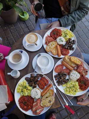 English breakfast at Eqvilibrivm Cafe in Barcelona