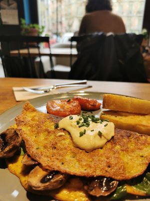 Tofu omlet at Eqvilibrivm Cafe in Barcelona