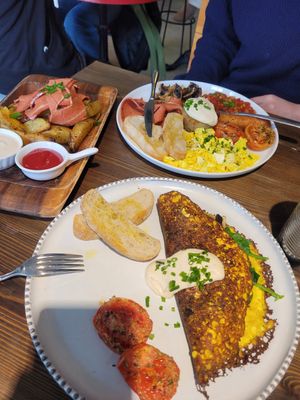 Omelette, English full and bravas with bacon. All vegan, of course at Eqvilibrivm Cafe in Barcelona