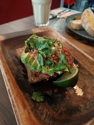 Avocado toast - cítrico ! Combinación espectacular ! at Eqvilibrivm Cafe in Barcelona