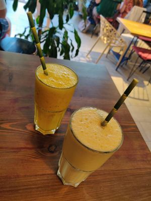 Batido de fruta y milshake at Eqvilibrivm Cafe in Barcelona