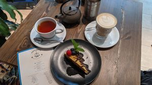 Cheesecake, Roibustee und Latte at Eqvilibrivm Cafe in Barcelona